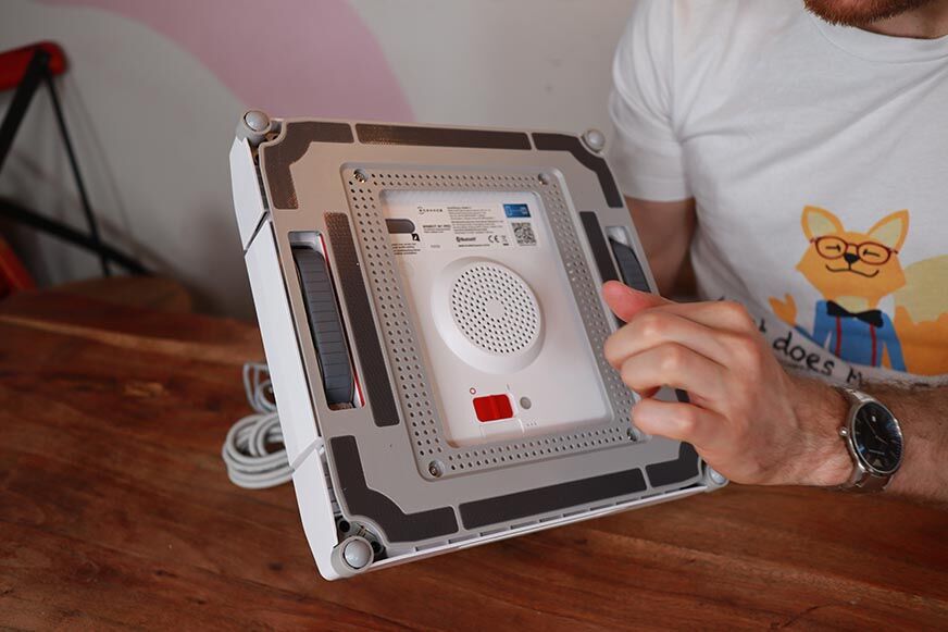 Die Unterseite des Ecovacs WINBOT W1 PRO ist zu sehen 